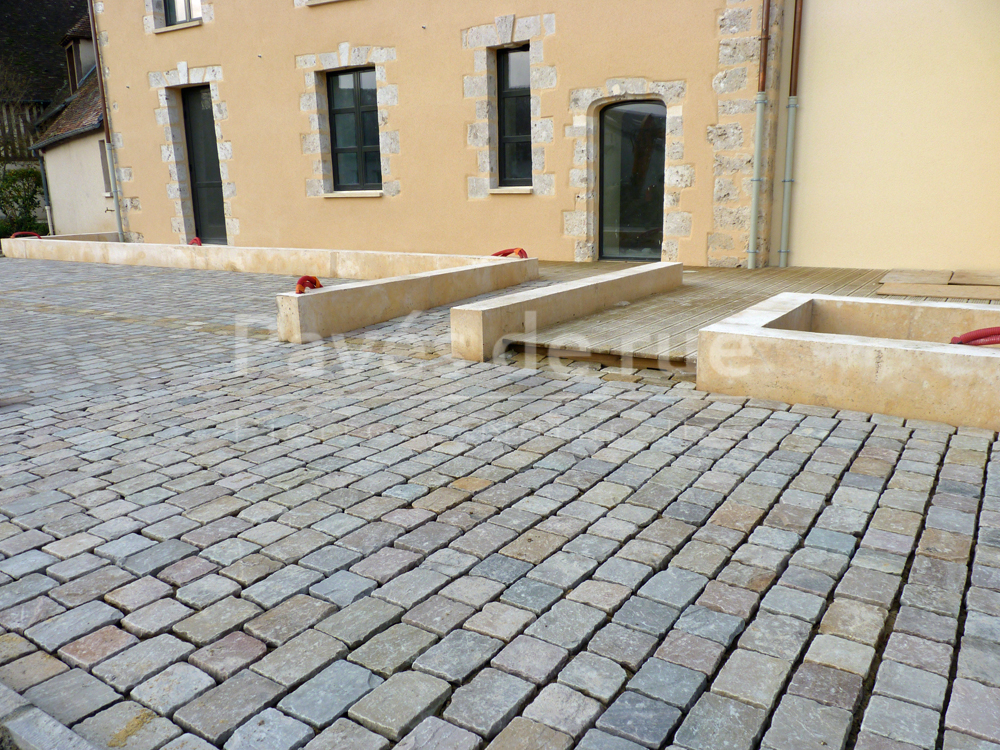 Pose de pavés grès neuf kandla ocre beige nuancé - Mairie de Morancez 28