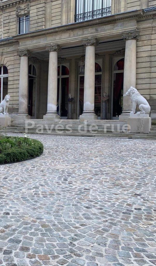 fourniture de pavés pour une cour en pavés de granit ancien gris et rose, de récupération pour le musee Jacquemart-André situé au coeur de Paris - réalisation Pavés de rue