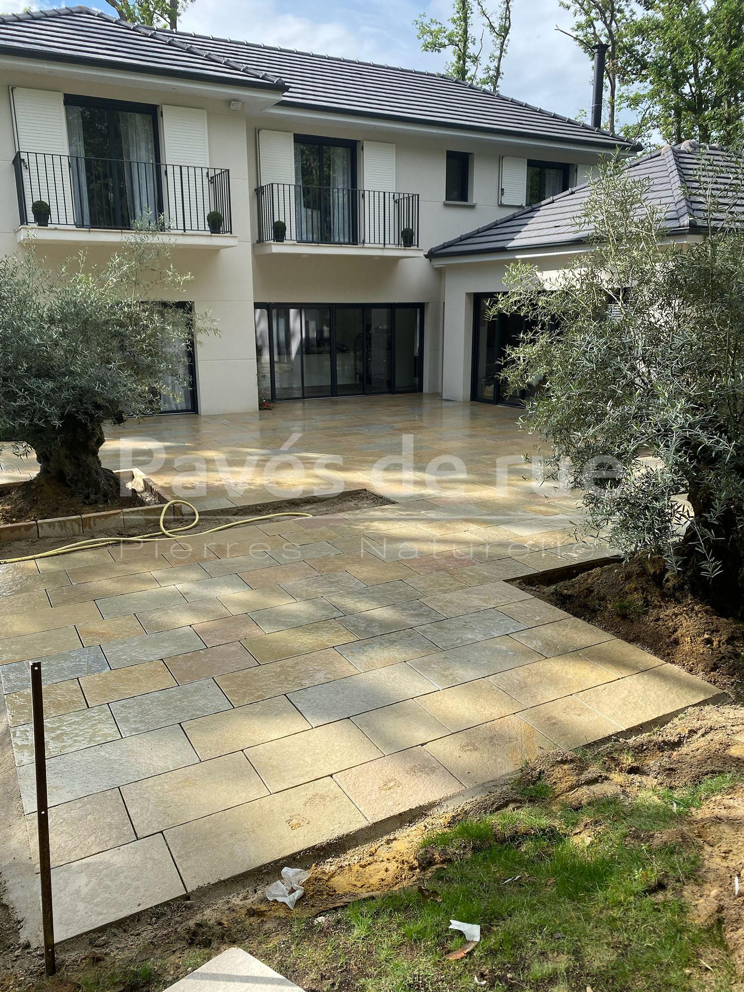 [3130] - terrasse couverte de dalles calcaire beige 40 x longueur libre x 3 cm villa contemporaine