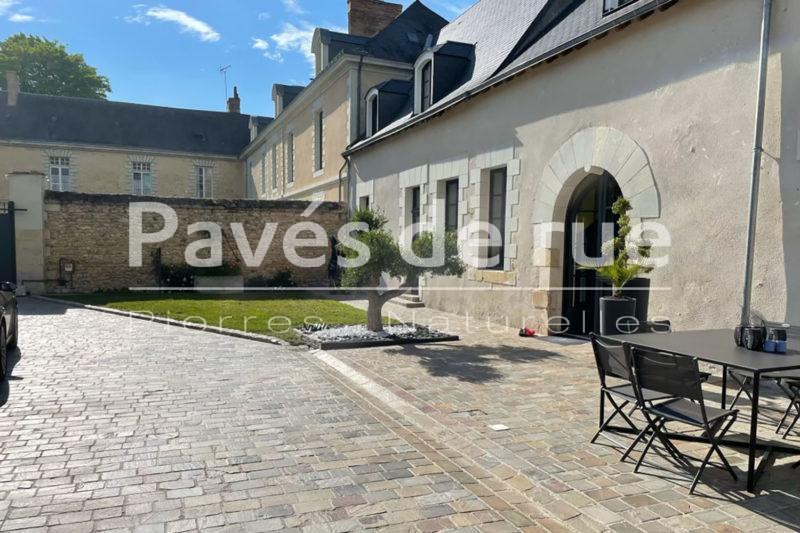 [2789] - cour et caniveaux en pavés grès neuf kandla ocre nuancé 14 x 14 et 14 x 20