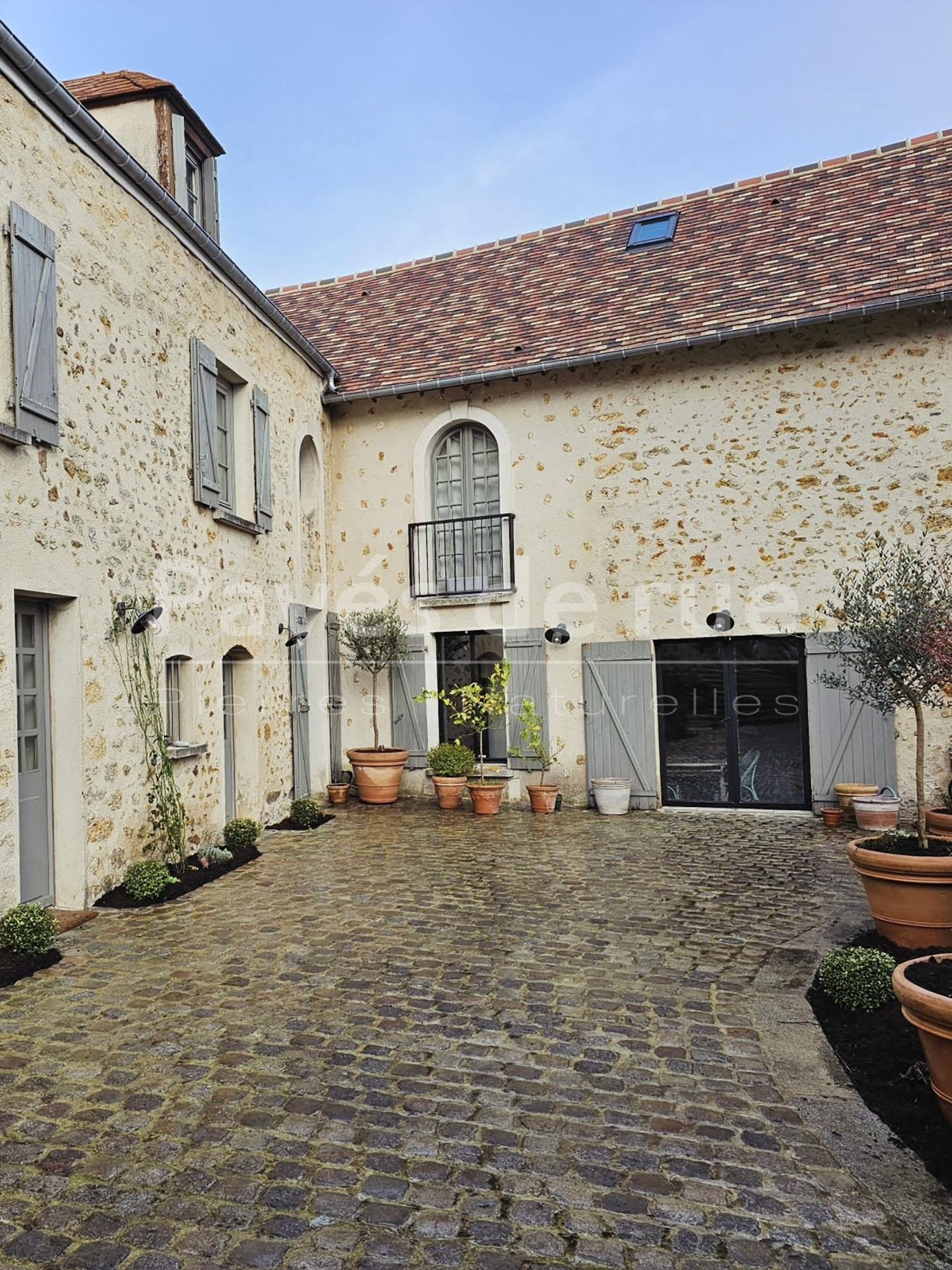 [3243] - cour recouverte de pavés en granit ancien - pose en joints contrariés